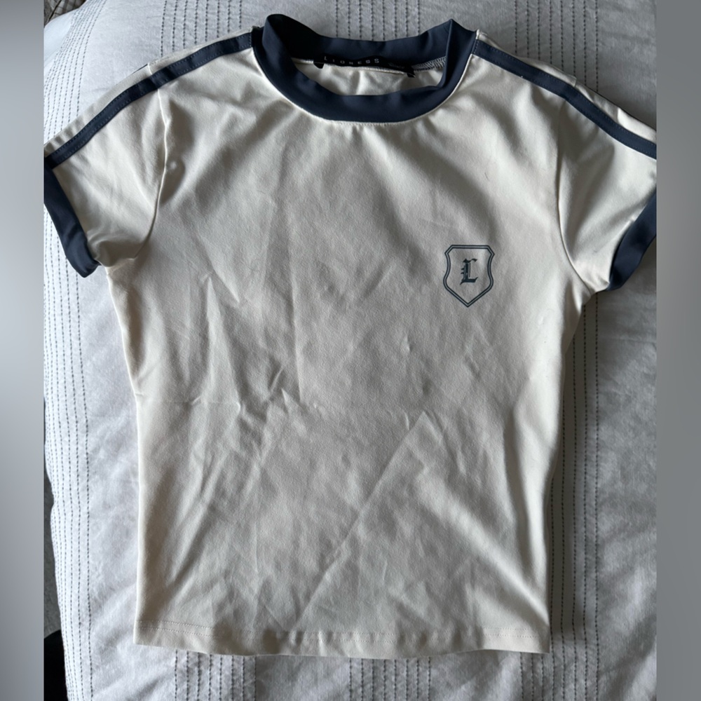 Lioness Blue and White heavier weight stretchy tee.